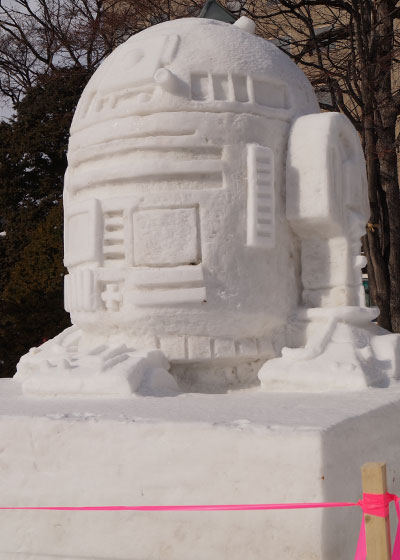 第67回さっぽろ雪まつりより「スター・ウォーズ（R2-D2）」※雑記記事版より再掲