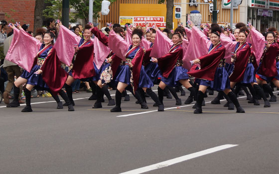 第24回YOSAKOIソーラン祭りより「コンサフリーク〜北海道武蔵女子短期大学〜」