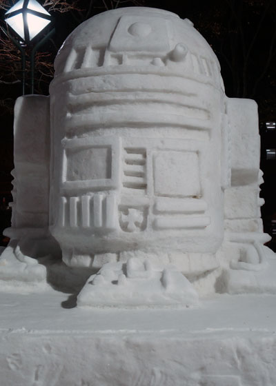 第67回さっぽろ雪まつりより「スター・ウォーズ（R2-D2）」