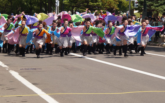 第25回YOSAKOIソーラン祭りより「コンサフリーク〜北海道武蔵女子短期大学〜」