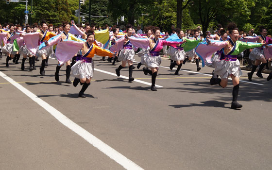 第25回YOSAKOIソーラン祭りより「コンサフリーク〜北海道武蔵女子短期大学〜」