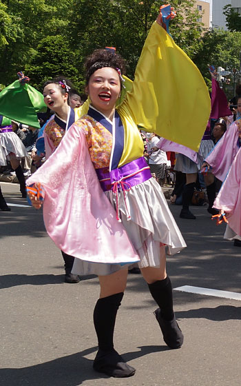 第25回YOSAKOIソーラン祭りより「コンサフリーク〜北海道武蔵女子短期大学〜」