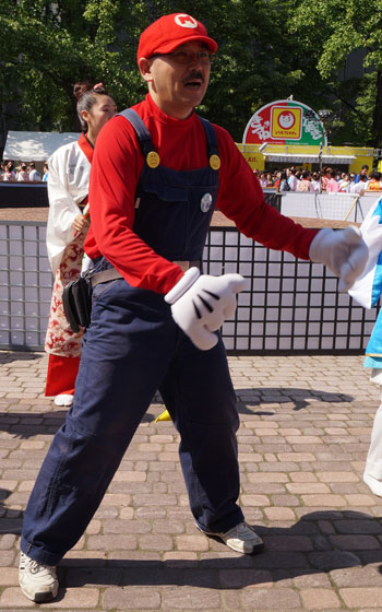 第25回YOSAKOIソーラン祭りより「ワオドリスクエア会場（マリオ）」