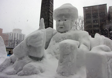 第60回さっぽろ雪まつりより「帽子かぶって露天風呂?」 第60回さっぽろ雪まつりより「帽子かぶって露天風呂?」