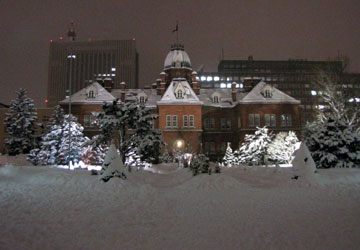 第60回さっぽろ雪まつり開催期間中の、北海道庁赤れんが庁舎