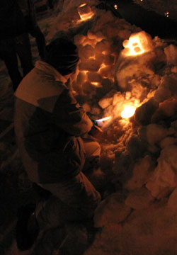 「第11回小樽雪あかりの路」ろうそくに灯りをともすボランティアさん