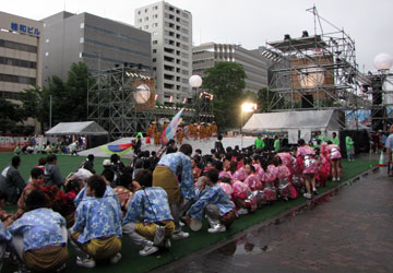「第18回YOSAKOIソーラン祭り」大通西8丁目ステージ（後部）