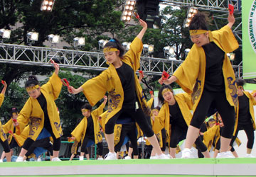 「第18回YOSAKOIソーラン祭り」大通西8丁目ステージ(チーム フラッシュ) 「第18回YOSAKOIソーラン祭り」大通西8丁目ステージ(チーム フラッシュ)