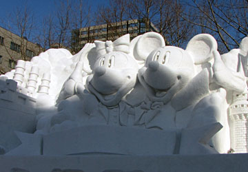第61回さっぽろ雪まつりより「ディズニーのミッキー＆ミニーマウス」