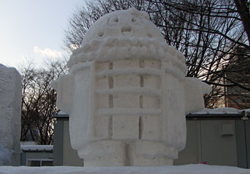 第61回さっぽろ雪まつりより「へしこちゃん」 第61回さっぽろ雪まつりより「へしこちゃん」