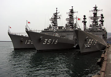 護衛艦「さわゆき」と練習艦「あさぎり」と練習艦「やまぎり」1 護衛艦「さわゆき」と練習艦「あさぎり」と練習艦「やまぎり」1