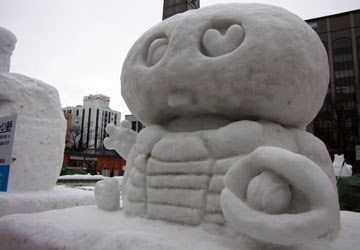 第63回さっぽろ雪まつりより「ガチャピン」 第63回さっぽろ雪まつりより「ガチャピン」