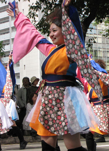 第21回YOSAKOIソーラン祭りより「コンサフリークwithアクアクララ〜北海道武蔵女子短期大学〜」 第21回YOSAKOIソーラン祭りより「コンサフリークwithアクアクララ〜北海道武蔵女子短期大学〜」