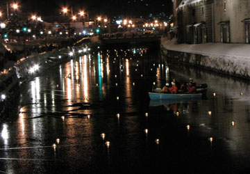 第15回小樽雪あかりの路【ボートに乗って「浮き玉キャンドル」の灯りを維持するボランティアたち】