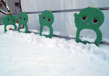 第65回さっぽろ雪まつりより「ガチャピンの工事現場用バリケード柵」 第65回さっぽろ雪まつりより「ガチャピンの工事現場用バリケード柵」