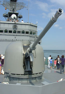 護衛艦じんつうの兵装・62口径76ミリ速射砲1
