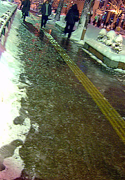 2007年さっぽろ雪まつり「雪が溶けて水びたしの通路(大通会場)」 2007年さっぽろ雪まつり「雪が溶けて水びたしの通路(大通会場)」