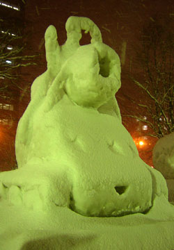 2007年さっぽろ雪まつり「雪まみれのやわらか戦車（大通会場）」