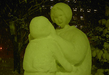 2007年さっぽろ雪まつり「雪がこびり付いた母と子の雪像（大通会場）」
