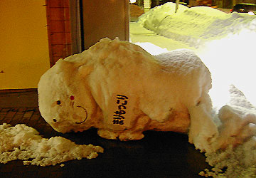 2007年小樽雪あかりの路「転倒した まりもっこり雪像」