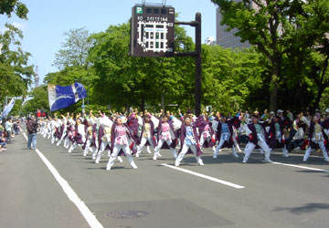2007年YOSAKOIソーラン祭り・大通パレードより「北海あほんだら会＆ほくほくフィナンシャルグループ」1