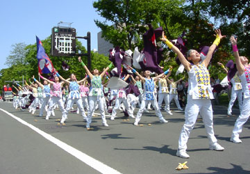 2007年YOSAKOIソーラン祭り・大通パレードより「北海あほんだら会＆ほくほくフィナンシャルグループ」2
