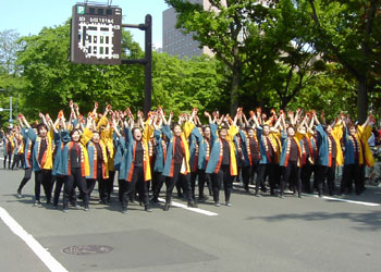 2007年YOSAKOIソーラン祭り・大通パレードより「中村記念病院『脳天気』」2 2007年YOSAKOIソーラン祭り・大通パレードより「中村記念病院『脳天気』」2