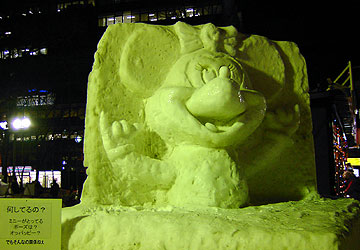 「第59回さっぽろ雪まつり」ミッキーマウスのオッパッピー雪像