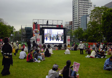 「第17回YOSAKOIソーラン祭り」大通西7丁目の大型スクリーン 「第17回YOSAKOIソーラン祭り」大通西7丁目の大型スクリーン