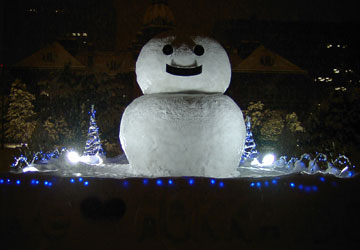 2007年道庁赤れんが庁舎前の巨大雪だるま1