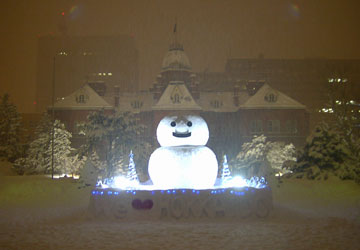 2007年道庁赤れんが庁舎前の巨大雪だるま5