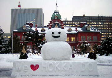 北海道庁赤れんが庁舎前の「巨大雪だるま」1